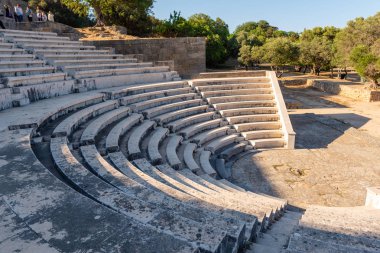 Rhodes, Yunanistan - 12 Mayıs 2018: Antik tiyatro mermer koltuklar ve merdiven daire şeklinde. Akropol Rodos. Rodos, Yunanistan