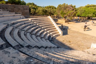 Rhodes, Yunanistan - 12 Mayıs 2018: Antik tiyatro mermer koltuklar ve merdiven daire şeklinde. Akropol Rodos. Rodos, Yunanistan