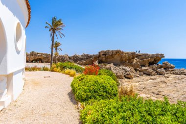 Rhodes Adası 'ndaki Kallithea Terminalinden deniz ve kıyı manzarası. Yunanistan