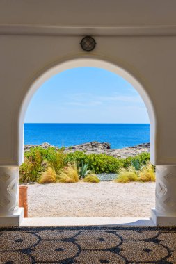 Rhodes Adası 'ndaki Kallithea Terminalinden deniz ve kıyı manzarası. Yunanistan