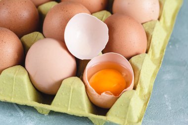 Taze organik tavuk yumurta karton kutuda Grup.