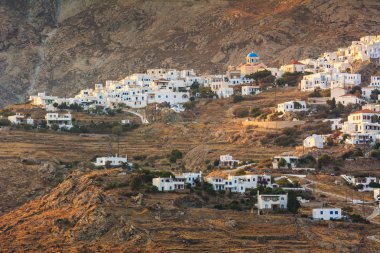 Chora, Serifos ana şehir Adası. Badanalı köyü günbatımı zaman kayalık tepe üzerinde. Kiklad Adaları, Yunanistan