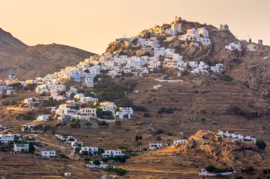 Chora, Serifos ana şehir Adası. Badanalı köyü günbatımı zaman kayalık tepe üzerinde. Kiklad Adaları, Yunanistan