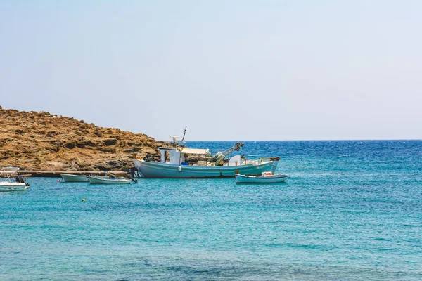 Vissersboot Afgemeerd Aan Waterkant Van Het Eiland Serifos Griekenland — Stockfoto