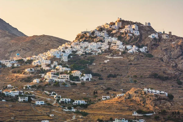 Chora, Serifos ana şehir Adası. Badanalı köyü günbatımı zaman kayalık tepe üzerinde. Kiklad Adaları, Yunanistan