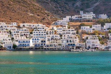 Kamares şehir çarpıcı mimarisi. Sifnos Island, Yunanistan