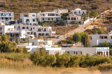 : Sifnos, Yunanistan - 10 Eylül 2018: Pitoresk Kamares, Sifnos Island ana liman yaz Villa. Grup Cyclades, Yunanistan
