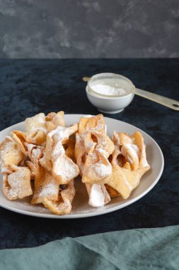 Faworki, Chrusty, Angiel kanatlar - şişman Karnaval sırasında Perşembe, sadece befor oruç hizmet geleneksel Lehçe hamur işleri.