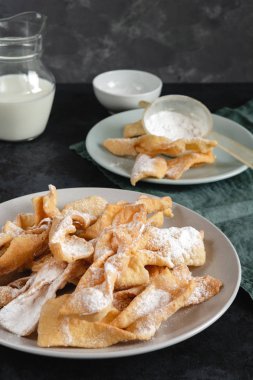 Faworki, Chrusty, Angiel kanatlar - şişman Karnaval sırasında Perşembe, sadece befor oruç hizmet geleneksel Lehçe hamur işleri.