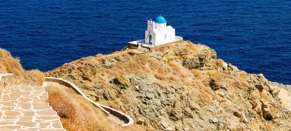 Sifnos Griekenland Een Kleine Kerk Staande Bovenkant Van Een Rotsachtige — Stockfoto