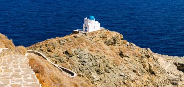 Küçük Şapel, yedi Kastro, Sifnos Island, Kiklad Adaları, Yunanistan Ege, köy manzarası ile şehit