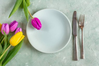 Sevgililer günü, romantik bir akşam yemeği kavramı. Lale çiçek, tabak çatal ile ayarla.