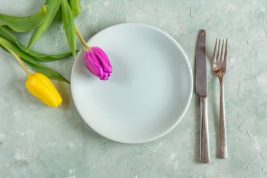 Sevgililer günü, romantik bir akşam yemeği kavramı. Lale çiçek, tabak çatal ile ayarla.