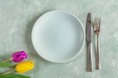 Sevgililer günü, romantik bir akşam yemeği kavramı. Lale çiçek, tabak çatal ile ayarla.