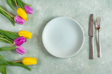 Sevgililer günü, romantik bir akşam yemeği kavramı. Lale çiçek, tabak çatal ile ayarla.