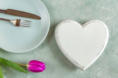 Sevgililer günü, romantik bir akşam yemeği kavramı. Kalp, Lale çiçek, tabak çatal ile ayarla..