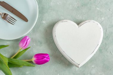 Sevgililer günü, romantik bir akşam yemeği kavramı. Kalp, Lale çiçek, tabak çatal ile ayarla..