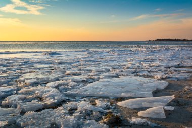Kış manzara Baltık Denizi. Soğuk kış akşamları Jastarnia. Polonya.