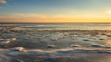 Kış manzara Baltık Denizi. Soğuk kış akşamları Jastarnia. Polonya.