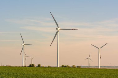 Yel değirmenleri için elektrik enerjisi üretim Polonya ülke tarafında tarım alanları ile çevrili. Pomerania, Polonya.
