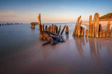 Günbatımı zamanı, Karwia Köyü, Polonya, Baltık Denizi üzerinde kazık