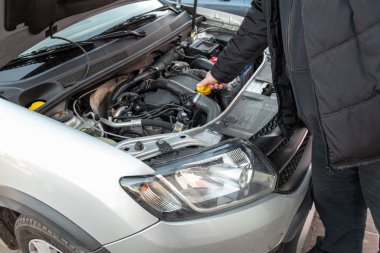 adam araba motor yağ seviyesi kontrol.