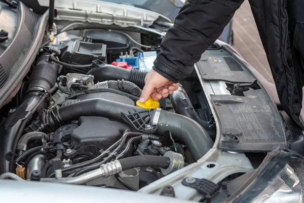 Hombre Comprobar Nivel Aceite Motor Del Coche — Foto de Stock