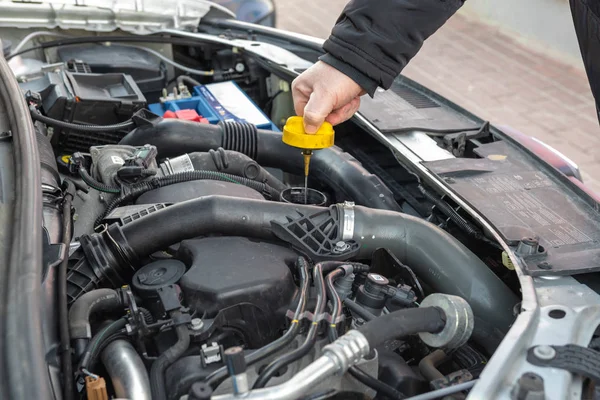 Mann Überprüft Ölstand Automotor — Stockfoto