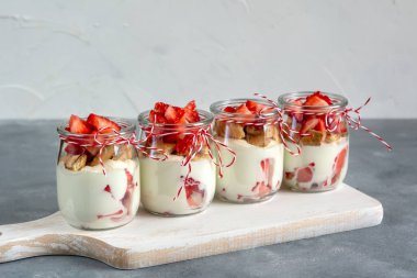 Taze çilek ve ufalanmış bisküvi ile yoğurt. Sağlıklı kahvaltı.