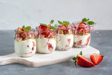 Taze çilek ve ufalanmış bisküvi ile yoğurt. Sağlıklı kahvaltı.