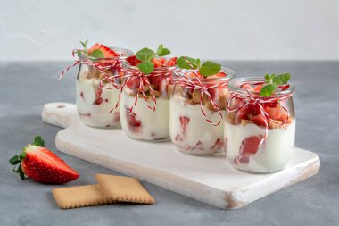 Taze çilek ve ufalanmış bisküvi ile yoğurt. Sağlıklı kahvaltı.