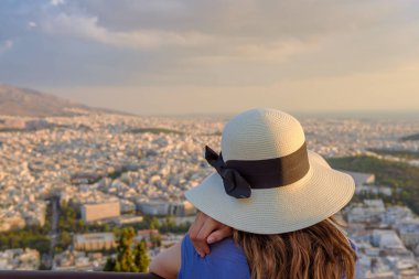 Şapkalı Athens, Yunanistan - 13 Eylül, 2018:A genç kız Lycabettus hill Atina'dan bakıyor.