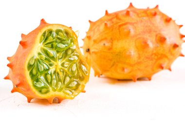 Taze organik kiwano ya da beyaz arka planda boynuzlu kavun..