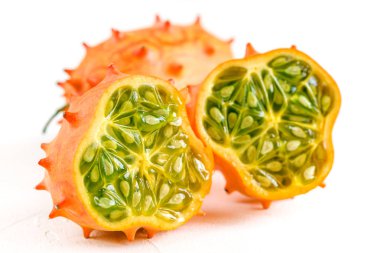 Taze organik kiwano ya da beyaz arka planda boynuzlu kavun..