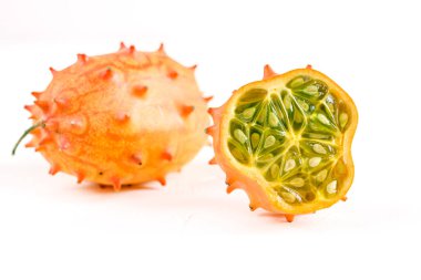 Taze organik kiwano ya da beyaz arka planda boynuzlu kavun..