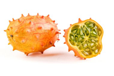 Taze organik kiwano ya da beyaz arka planda boynuzlu kavun..