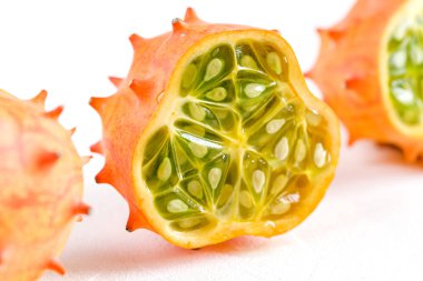 Taze organik kiwano ya da beyaz arka planda boynuzlu kavun..