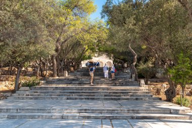 Atina, Yunanistan - 14 Eylül 2018: Atina'da Akropolis için ana giriş.
