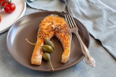 Kızarmış somon Kapari elmalı tabakta servis.