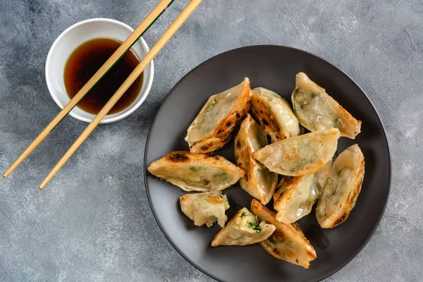 Boulettes Frites Gyoza Avec Garniture Aux Crevettes Sauce Soja Gingembre — Photo