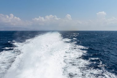 Ege Denizi'nde Feribot Tekne arkasında köpük su izi. Yunanistan. Tatil kavramı