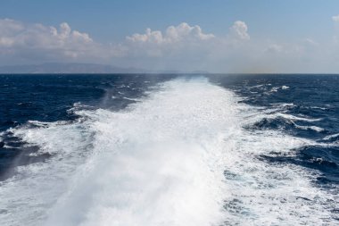 Ege Denizi'nde Feribot Tekne arkasında köpük su izi. Yunanistan. Tatil kavramı