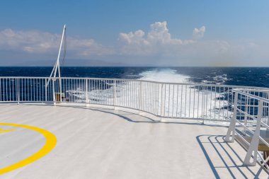 Ege Denizi'nde Feribot Tekne arkasında köpük su izi. Yunanistan.