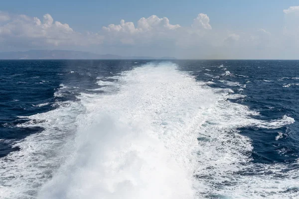 Ege Denizi'nde Feribot Tekne arkasında köpük su izi. Yunanistan. Tatil kavramı