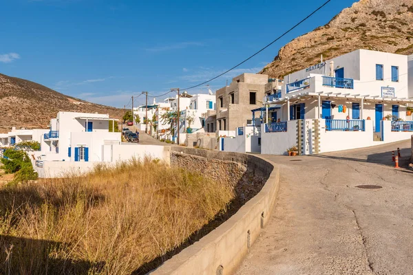 SIFNOS, GRECIA - 10 de septiembre de 2018: Strret con villas de verano en el hermoso pueblo de Kamares en la isla de Sifnos, Grecia — Foto de Stock