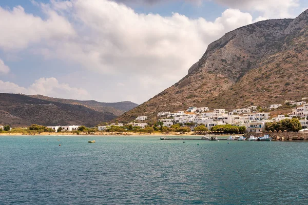 Côte de l'île de Sifnos. Le village de Kamares entouré de belles montagnes. Grèce — Photo