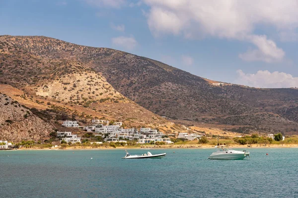 Coast of Sifnos island. The Kamares village surrounded by beautiful mountains. Greece — Stock Photo, Image