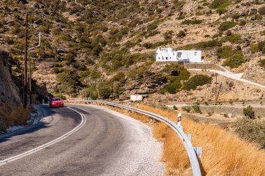 Yaz günü içinde dağ yolu üzerine Sifnos Island. Kiklad Adaları, Yunanistan.