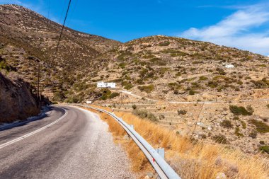 Yaz günü içinde dağ yolu üzerine Sifnos Island. Kiklad Adaları, Yunanistan.