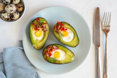 Avokado bacon, kırmızı pul biber ve dereotu ile bıldırcın yumurtası pişmiş.